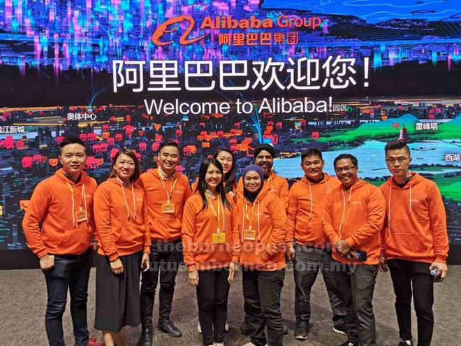 Hafidz (dua kanan) bergambar bersama rombongan dari Malaysia yang menyertai program Alibaba Netrener.