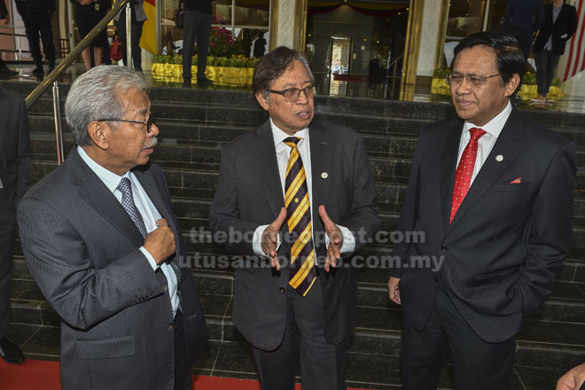  Abang Johari berbincang sesuatu dengan Timbalan Ketua Menteri Tan Sri Datuk Amar James Masing (kiri) dan Menteri Muda Bekalan Elektrik Luar Bandar Datuk Dr Abdul Rahman Junaidi (kanan) selepas Persidangan DUN selesai semalam. — Gambar Chimon Upon