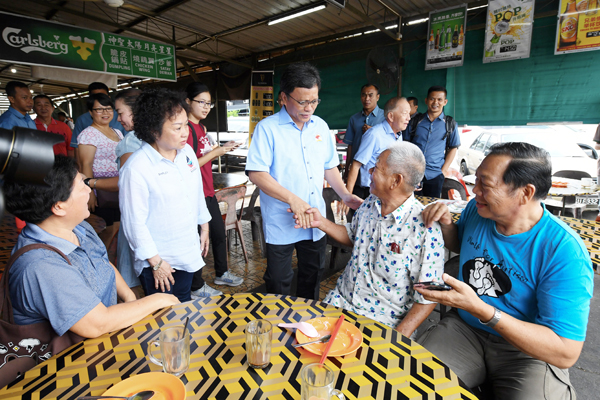 SHAFIE tengah) bersalaman dengan pelanggan sebuah kedai makan ketika mengadakan tinjauan mesra ke Pasar Kim Fung sempena kempen Pilihan Raya Kecil (PRK) Parlimen Sandakan.