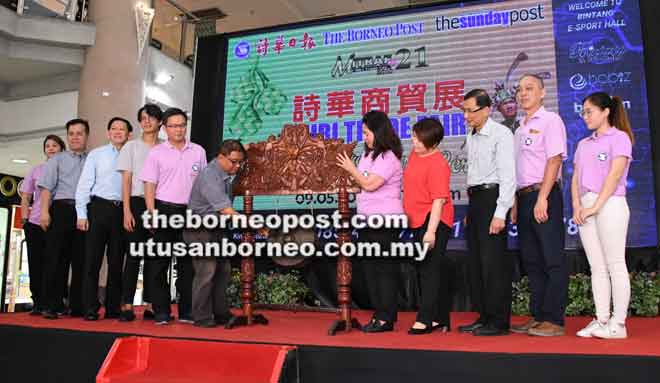  Goh memukul gong sebagai simbolik perasmian MITRAF 21 anjuran See Hua Marketing Sdn Bhd Miri dengan kerjasama Bintang Megamall Miri, sambil disaksikan oleh Chua (lima kiri), Yeo (lima kanan), serta tetamu kehormat yang lain.