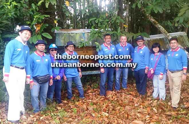  Nik Muhamad (tiga kanan),Timbalan Naib Canselor (Akademik dan Antarabangsa) UPM Prof Dr M Iqbal Saripan (empat kiri), Ketua Pasukan CSR dan Kelestarian Korporat Mitsubishi Corporation Tokyo Jepun Michael Lagowski (empat kanan) serta yang lainnya merakam gambar di kawasan pokok yang telah ditanam dan membesar.