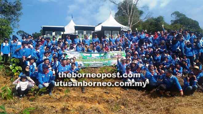  Residen Bintulu Jack Aman Luat bersama Nik Muhamad, Timbalan Naib Canselor (Akademik dan Antarabangsa) UPM Prof Dr M Iqbal Saripan, Pengarah UPMKB Prof Dr Bujang Kim Huat, Ketua Pasukan CSR dan Kelestarian Korporat Mitsubishi Corporation Tokyo Jepun Michael Lagowski (kanan), Mohamad Azani (kiri) dan yang lain bersedia untuk menanam pokok.