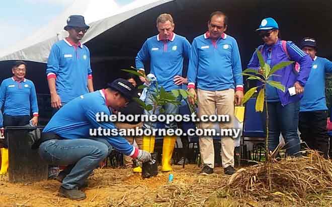  Zamri menunjukkan teknik menanam pokok sambil disaksi (dari kiri) Timbalan Naib Canselor (Akademik dan Antarabangsa) UPM Prof Dr M Iqbal Saripan, Ketua Pasukan CSR dan Kelestarian Korporat Mitsubishi Corporation Tokyo Jepun Michael Lagowski dan Residen Bahagian Bintulu Jack Aman Luat.