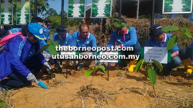  Residen Bintulu Jack Aman Luat (tengah) bersama Nik Muhamad dan Timbalan Naib Canselor (Akademik dan Antarabangsa) UPM Prof Dr M Iqbal Saripan menanam pokok.