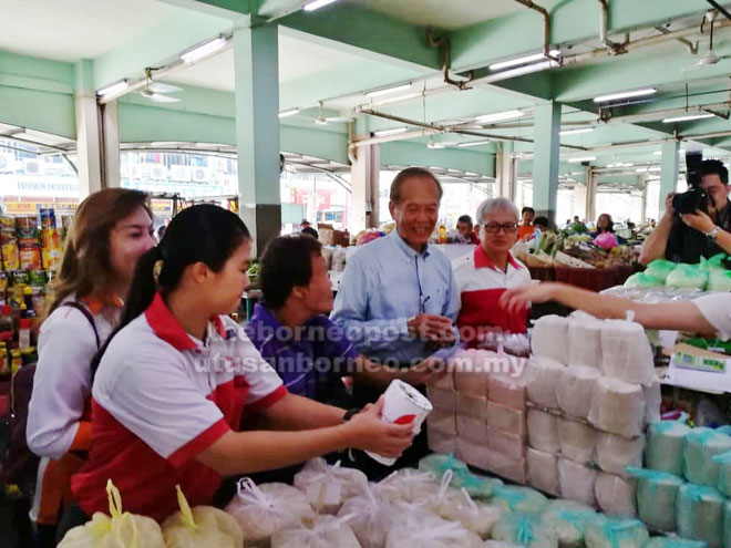  Tiong (dua kanan) datai meri sukung ngagai projek nya di Sibu, kemari.