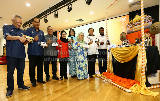  Abang Johari (dua kanan) begulai enggau temuai dipebasa ke bukai ngayanka produk ti ngena chap ‘Old Kuching Kampung Heritage’ ba pengerami bejadika PWK ba palan bebelika barang Mydin, Petra Jaya, kemari.