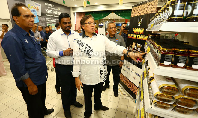  Abang Johari enggau Chairman Ngatur Pengawa Abdul Samad Gany (kiba), Pengurus Projek Mydin Ganesh Chinniah (dua ari kiba) enggau Vice Canselor Universiti Malaysia Sarawak Prof Datuk Dr Mohammad Kadim Suaidi (kanan) meda entara mayuh macham ‘Produk Warisan Kampung’ ti dijual ba Mydin Petra Jaya, ditu kemari.