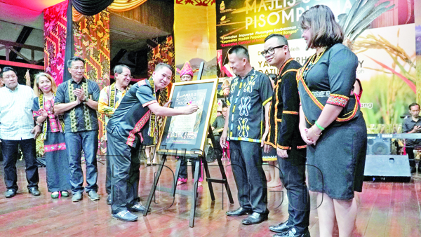 PETER (lima, kiri) menandatangani poster sebagai gimik pelancaran Majlis Sodop Pisompuruan 2019.