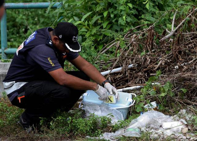 Anggota Unit Forensik memeriksa mayat seorang bayi perempuan yang masih bertali pusat dan dibalut dengan tuala yang ditemui dalam bakul di kawasan longgokan sampah di Jalan Meru Impian 6, Halaman Meru Impian hari ini. - Gambar Bernama