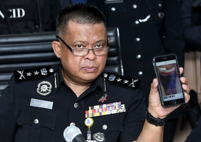  Kamarulzaman menunjukkan keadaan gambar suspek yang menyimpan dadah jenis syabu pada sidang media berkenaan rampasan dadah di Ibu Pejabat Daerah Ampang Jaya dekat Kuala Lumpur, semalam. — Gambar Bernama