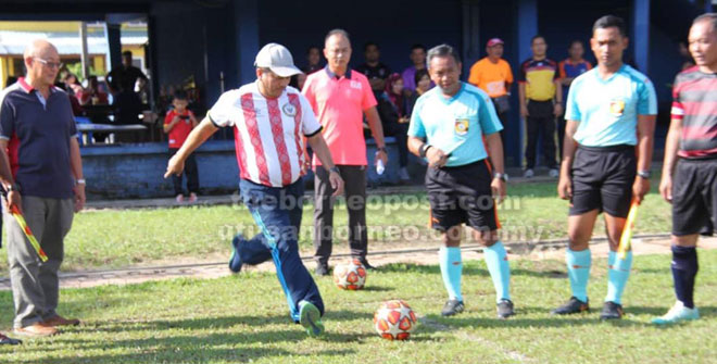  Stanley melakukan sepak mula antara Pasukan JSJ/JSJK dan JPJKK/Sibu Jaya.