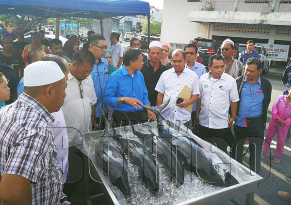 MUNIR dan Faizal meninjau tangkapan tuna di Labuan.