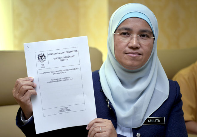  Azulita memegang salinan dokumen Pewartaan Peraturan Pertubuhan Peladang (Pindaan) 2019 pada sidang media di Kuala Lumpur, semalam. — Gambar Bernama