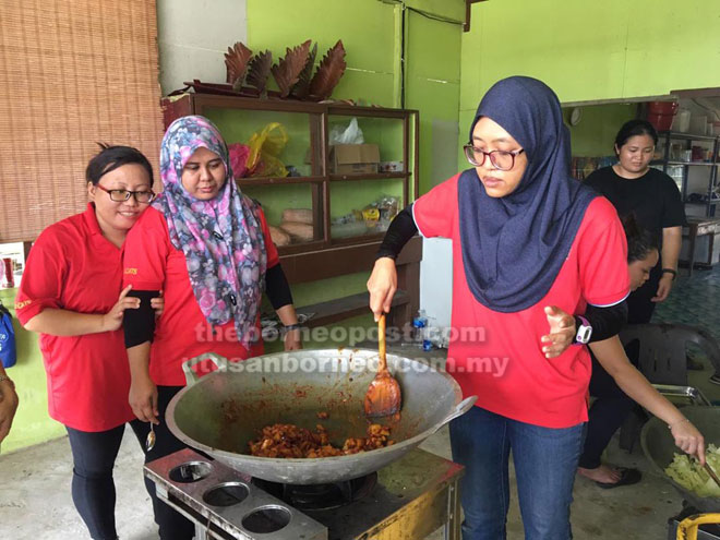  Syuhaira (kanan) menunjukkan kemahirannya memasak menu istimewa buat penduduk kampung.