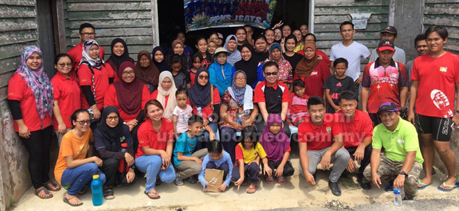  Barisan pentadbir PPKS/i-CATS Miri dan kakitangan merakamkan gambar kenangan bersama penduduk kampung dan pelajar yang terlibat dengan program anak angkat.