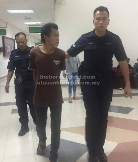  Mahli dibawa anggota polis keluar dari kamar Mahkamah Majistret.