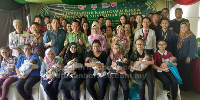  Fatimah bersama ibu bapa yang telah memohon EFS sebaik sahaja melahirkan bayi pada 2019.