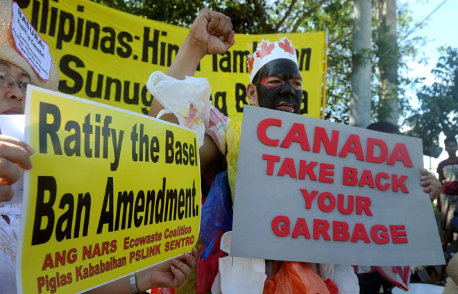  Gambar fail menunjukkan aktivis alam sekitar berhimpun di luar Senat Filipina                 di Manila untuk menuntut bertan-tan sampah-sarap dihantar balik ke Kanada. — Gambar AFP