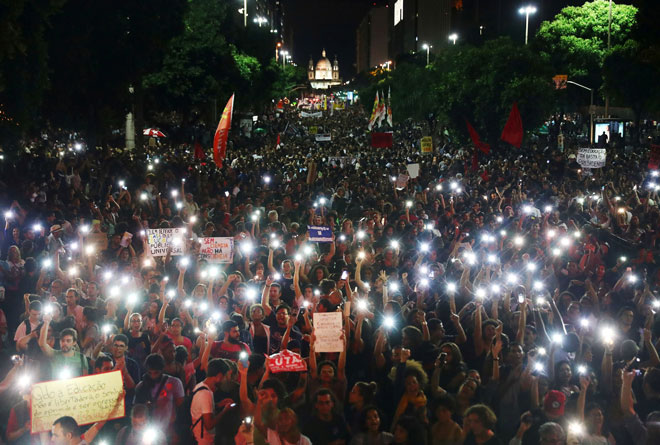  Orang ramai menunjuk perasaan untuk membantah beberapa pemotongan bajet yang diumumkan oleh kerajaan Bolsonaro di Rio de Janeiro, Brazil kelmarin. — Gambar Reuters