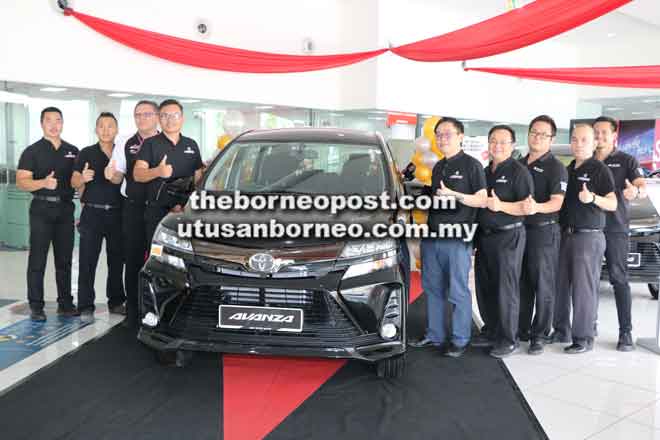  Pengurus Cawangan UMW Motor (Kumpulan Jualan Kenderaan), Jeffery Wong Ling Chek (lima kanan) bersama kakitangannya bergambar bersama Toyota Avanza 2019 serba baharu di Kuching, semalam.