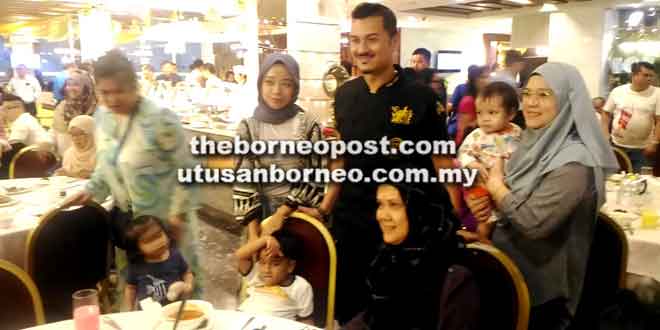  Cef Fazley bertemu secara peribadi dengan para pelanggan pada sesi ‘Meet & Greet’ di Peppers Cafe Hotel Promenade, Bintulu petang kelmarin.