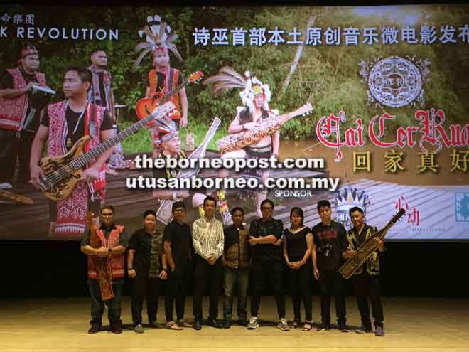  Braden (empat kanan) bersama Pengurus King’s Trioplex Tang Chiok King (empat kiri), jurukamera muzik video Qooway Lau (tiga kirI) dan ahli kumpulan Etnik Revolution dan kru yang menjayakan muzik video  ‘Cai Cer Ruai’.