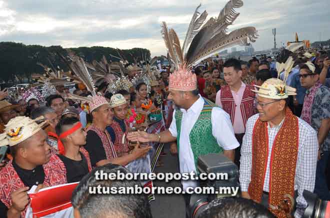 NAMA BERITA?: Gobind disempulang John Brian (kanan) betabi jari enggau bala ti bisi ngulu pengerami nya lebuh penatai iya ba Padang Bilun Lama Bintulu.