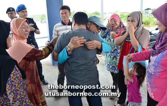  Aziz berpelukan dengan anak-anak, isteri serta ahli keluarga setibanya di Jeti Pangkalan Polis Marin Wilayah 5 Bintulu di Jepak semalam.