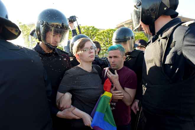  Polis rusuhan Rusia menahan aktivis hak ‘gay’ pada Hari Sedunia Menentang Homofobia dan Transofobia di Saint Petersburg, kelmarin. — Gambar AFP