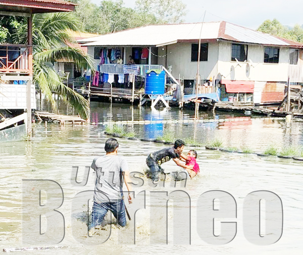 ANGGOTA polis berjaya mematahkan cubaan suspek melarikan diri semasa serbuan di Kampung Delima.