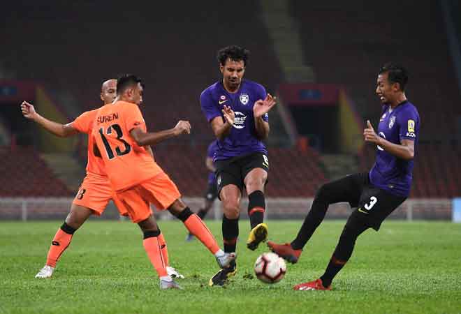  Pemain Johor Darul Takzim (JDT) Diogo Luis Santo (tengah) dan Adam Nor Azlin (kanan) cuba mengawal bola dari pemain pasukan PKNS FC Surendran Ravindran (kiri) pada perlawanan Liga Super 2019 di Stadium Shah Alam, kelmarin. — Gambar Bernama