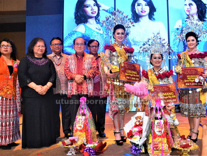  (Bermula kiri) Uchi, Alice, Nanta, Uggah dan Jamit bersama Olivia (duduk) diapit Gloria (enam kiri) dan Wati mengungguli Kumang Gawai Dayak Sibu 2019, malam kelmarin.