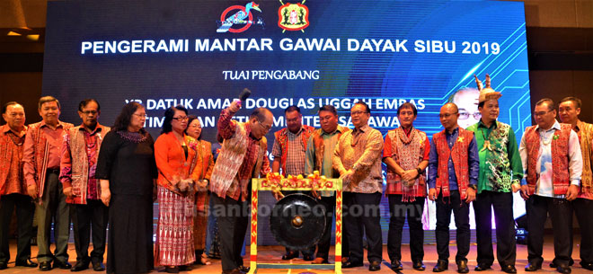  Uggah (tujuh kiri) disaksikan kenamaan lain memukul gong sebagaik simbolik perasmian Majlis Pra-Gawai Dayak Bahagian Sibu, malam kelmarin. 