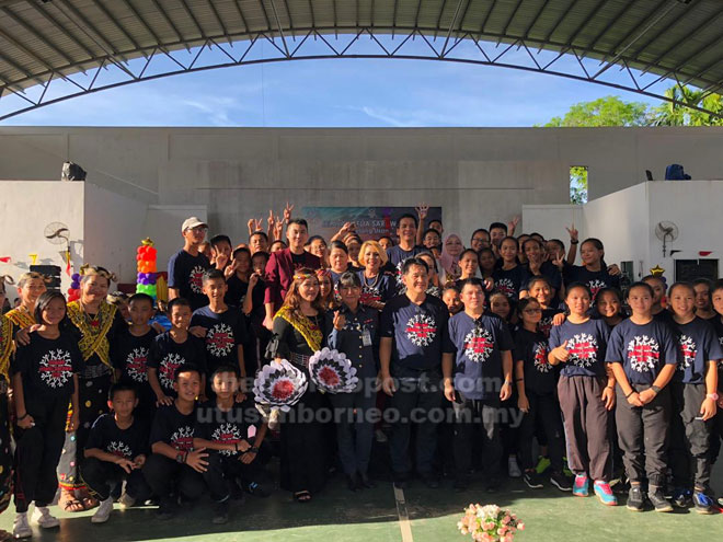  Dennis (tengah, barisan belakang) bergambar bersama sebahagian belia yang hadir bagi menjayakan Program Jelajah Belia Sarawak 2019 (Telang Usan) di Long Lama, Sabtu lalu.