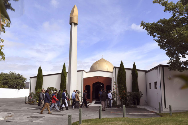  Gambar fail bertarikh 23 Mac 2019 menunjukkan ahli jemaah memasuki  Masjid Al Noor di Christchurch, selepas ia dibuka semula selepas kejadian pembunuhan kejam tersebut. Sebuah filem yang dipanggil ‘Hello Brother’ mengenai kejadian itu kini sedang dalam pembikinan, kata penerbitnya kepada media di Cannes baru-baru ini. — Gambar AFP