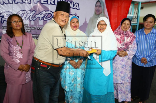 Haniza menyampaikan sumbangan kepada salah seorang penerima sumbangan pada Program Infaq Perdana Ramadan 2019 pada Isnin.