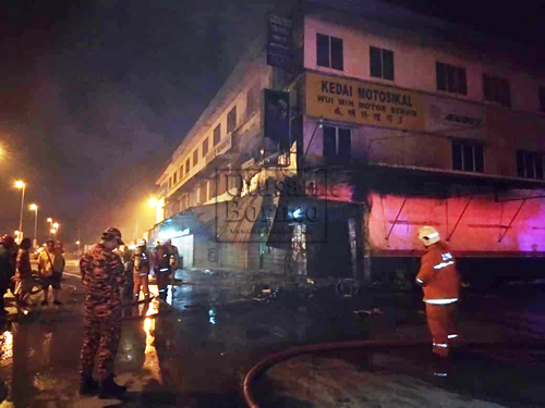 Anggota bomba sedang berusaha memadam kebakaran.