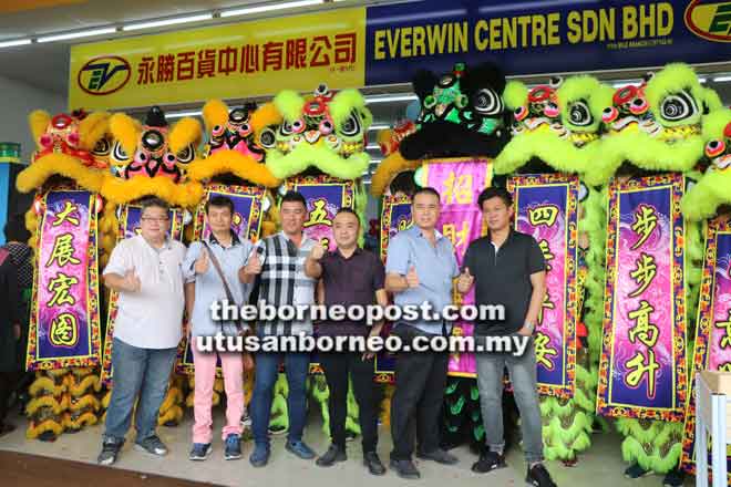  (Dari kiri) Simon, Ting, Moh, Nicholas, Hii dan Wong bergambar kenangan di hadapan premis Pasaraya Everwin yang ke-22 yang baru dibuka semalam di Batu 11 di Kuching.