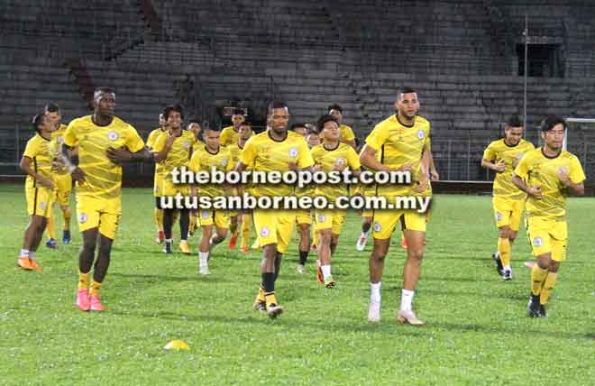  Pemain Sarawak memanaskan badan sebelum memulakan latihan di Stadium Negeri Kuching malam kelmarin.
