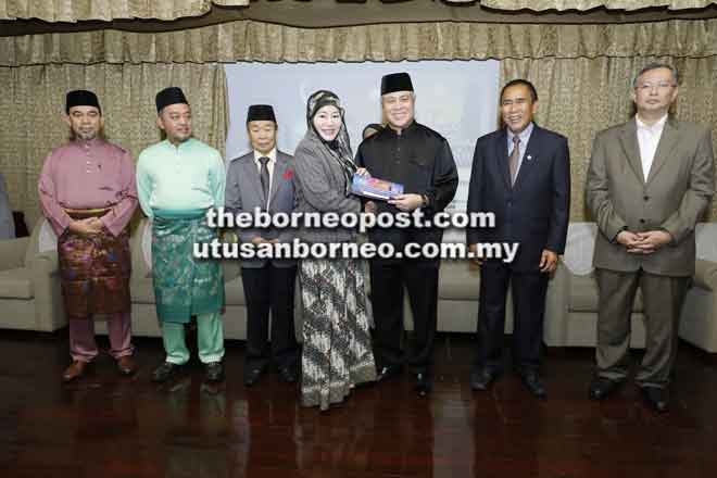  Awang Tengah nyuaka pemeri ngagai sebengkah gerempung seraya diperatika Naroden (tiga ari kiba) enggau Len (dua ari kanan) sereta ke bukai. — Gambar Chimon Upon