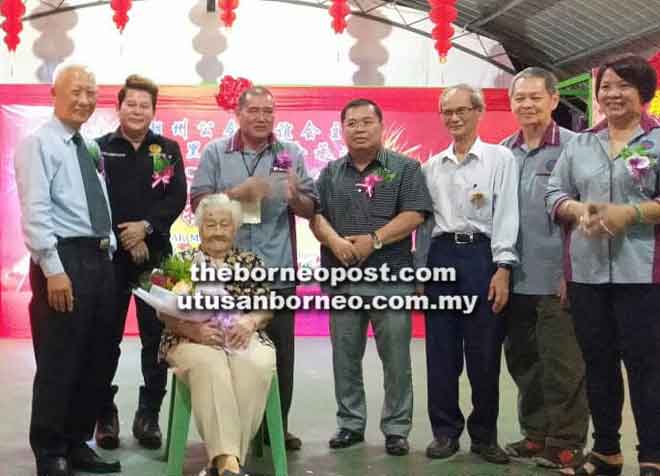  Jugah (empat ari kanan) enggau Dr Rayong (dua ari kiba) begulai enggau komiti pengatur begulai enggau orang tuai ti diberi basa laban bantu sida.