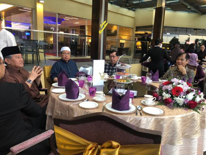 (Dari kiri) Morshidi, Abang Johari dan Dr Chan semasa menunggu untuk berbuka puasa pada petang, semalam.