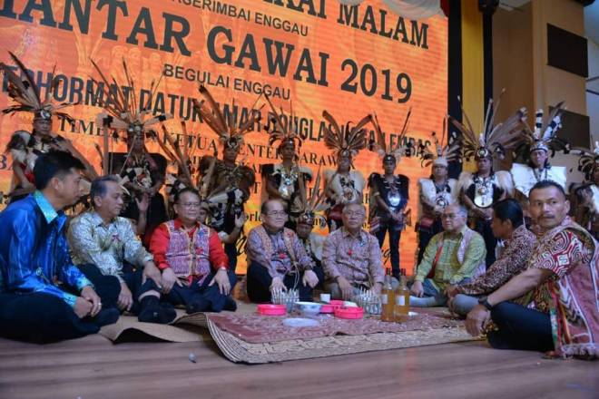 Uggah bersama Alexander dan John melihat uparcara Miring pada majlis Makan Malam praGawai Dayak anjuran Wanita PBB Kakus.