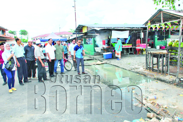 JAUJAN (tiga kanan) bersama rombongan meninjau lokasi kejadian berhampiran Taman Aman Tiga.