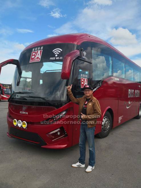  Lai menunjukkan bas persiaran Scania milik syarikat Bus Asia Biaramas Express  yang menyediakan perkhidmatan WiFi percuma untuk penumpang 