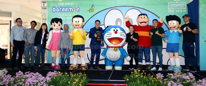  Steve (tujuh kiri) bergambar bersama para jemputan lain pada gimik perasmian Doraemon yang didatangkan khas dari Jepun semalam.