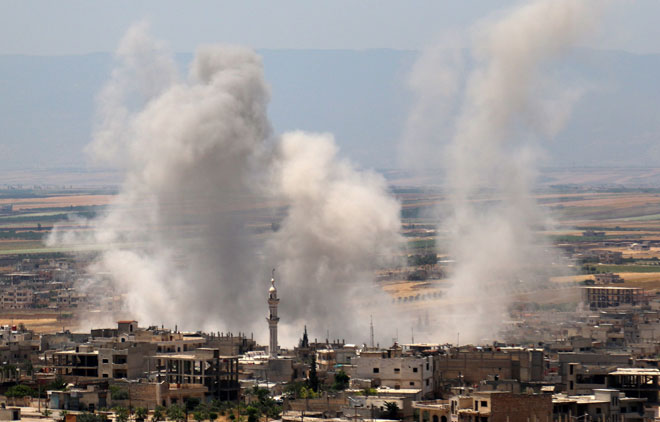  Asap tebal berkepul susulan pengeboman oleh tentera Syria di bandar Khan Sheikhun, pinggir selatan wilayah Idlib semalam. — Gambar AFP