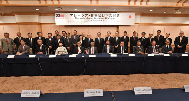  Tun Dr Mahathir (duduk, lima kiri) bergambar bersama peneraju industri pada Dialog Perniagaan Malaysia-Jepun anjuran bersama Lembaga Pembangunan Pelaburan Malaysia (MIDA) dan Pertubuhan Perdagangan Luar Jepun (Jetro) semalam. — Gambar Bernama