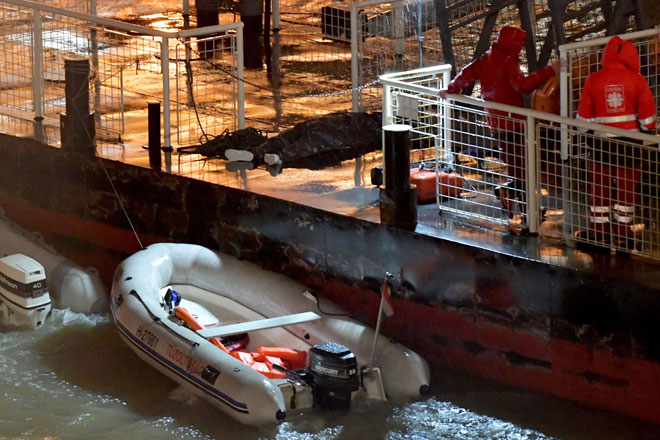  Mayat mangsa ditutup dengan plastik hitam sejurus dikeluarkan dari Sungai Danube berhampiran Teater Negara kelmarin. — Gambar AFP