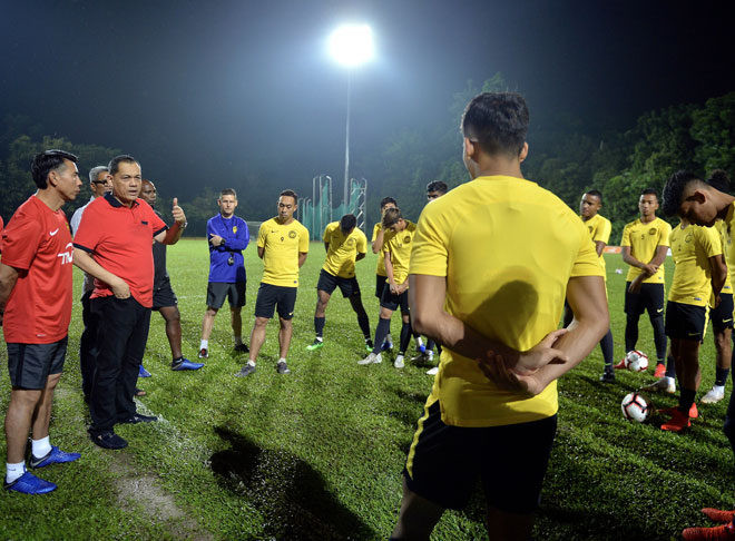  Hamidin (dua kiri) memberi kata-kata semangat kepada para pemain ketika meninjau sesi latihan skuad negara di Stadium Universiti Malaya Arena, Kuala Lumpur malam kelmarin. —Gambar Bernama